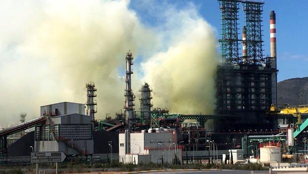 Susto en la refinería de Escombreras: una avería provoca una gran nube de humo