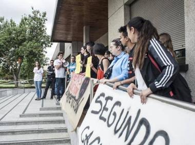 Protesta de estudiantes este lunes a las puertas del Rectorado de la UEx