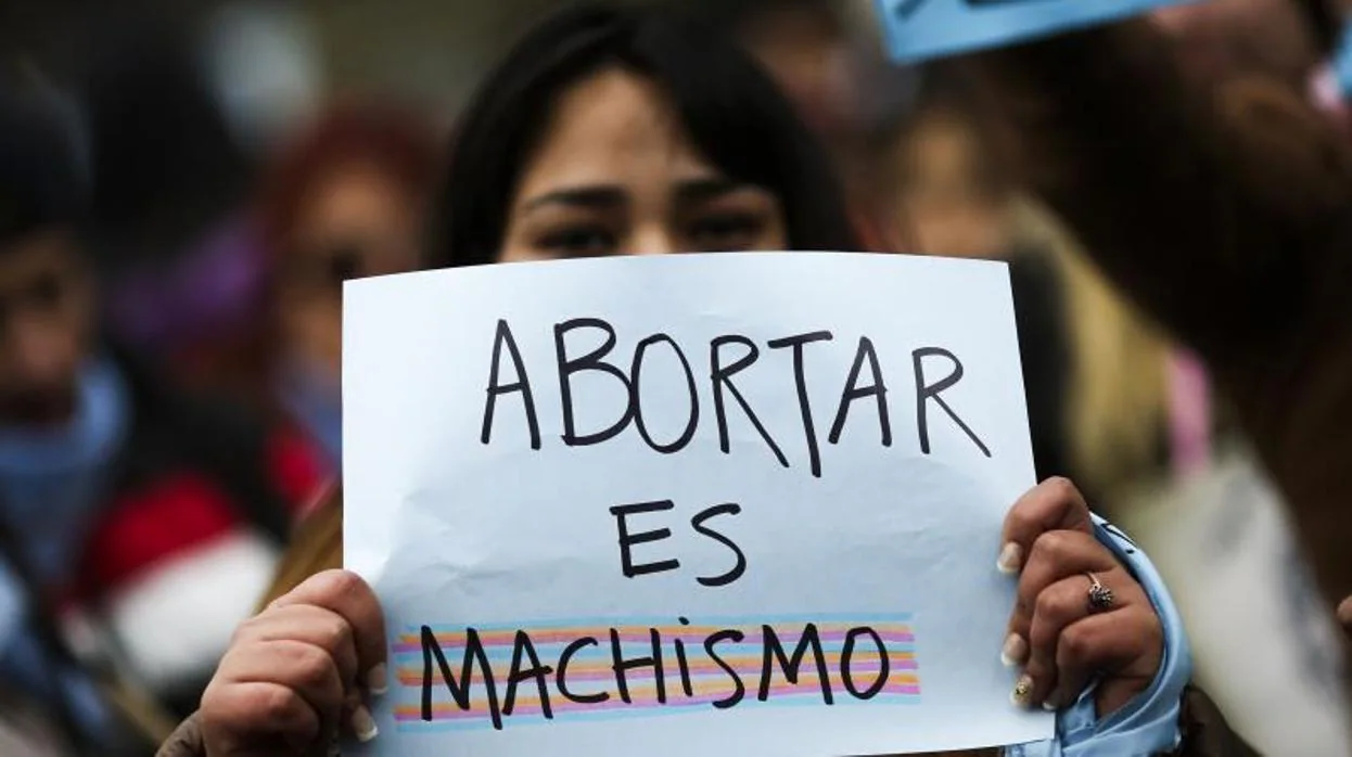 Personas en contra de despenalizar el aborto se manifiestan en el exterior del Congreso en Argentina