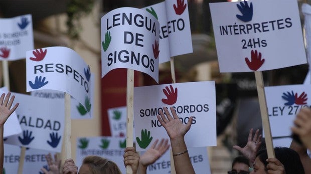 «La lengua de signos en España es claramente un negocio»