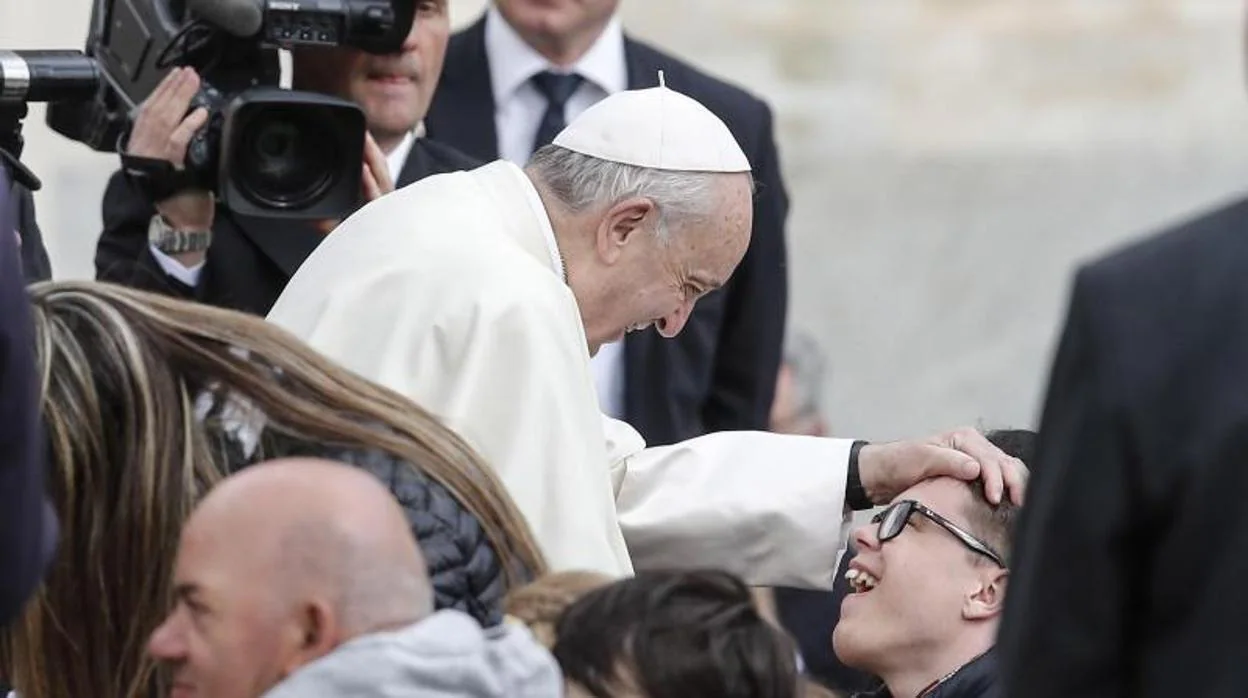 El Papa saluda a un niño durante la audiencia general