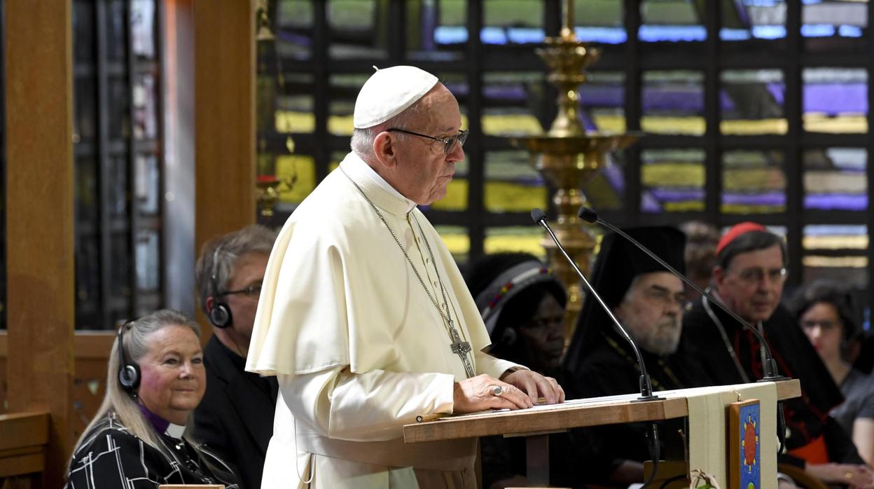 El papa Francisco asiste a una misa en Ginebra (Suiza) en el centro ecuménico del Consejo Mundial de Iglesias