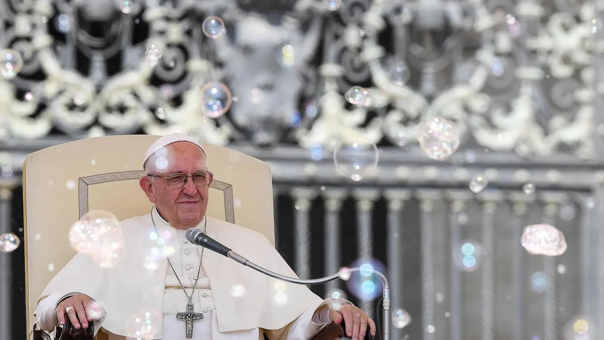 El Papa Francisco observa un espectáculo del circo acuático durante la audiencia general celebrada en la plaza de San Pedro del Vaticano