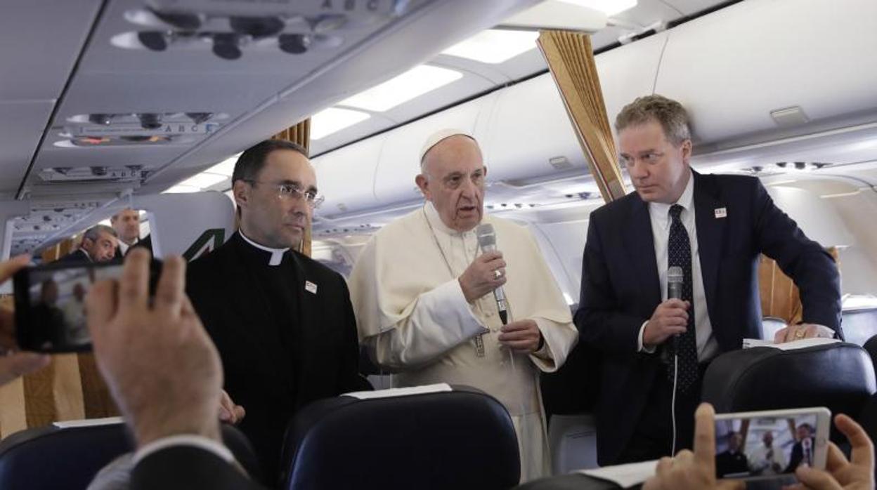 El papa Francisco conversa con periodistas a bordo de un avión de camino a Ginebra (Suiza)