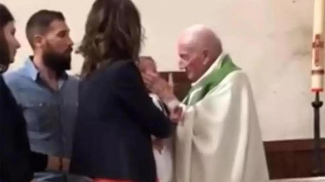 Momento del vídeo subido a YouTube en el que sacerdote golpea al bebé