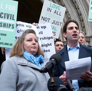 Rebecca Steinfeld y Charles Keidan, ayer a las puertas del Tribunal Supremo británico