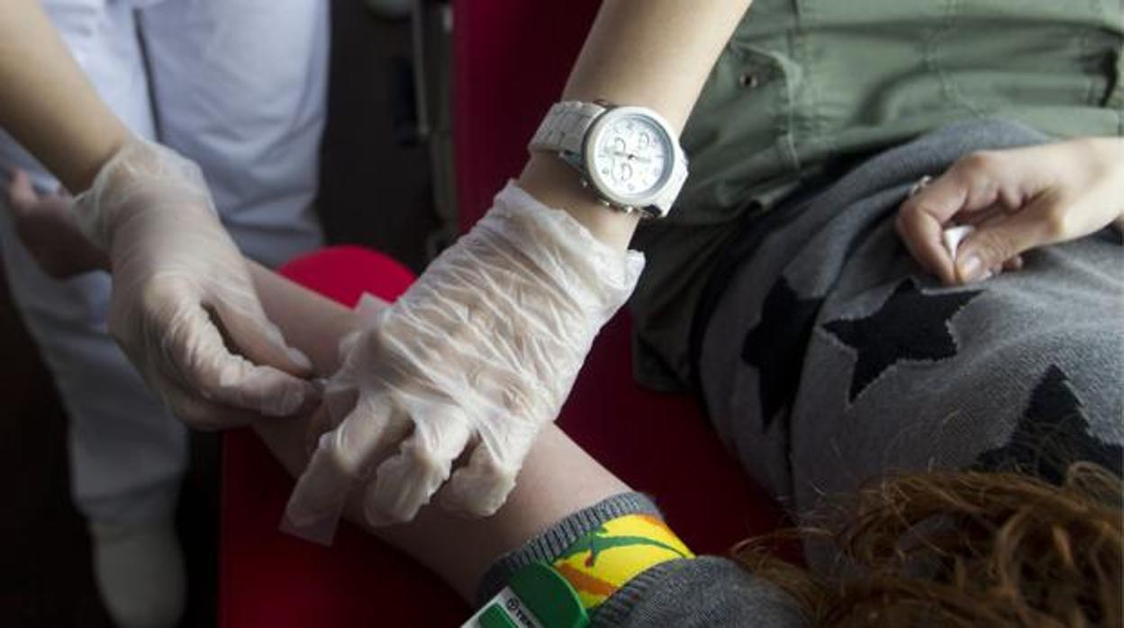 Imagen de archivo de una persona donando sangre en Madrid