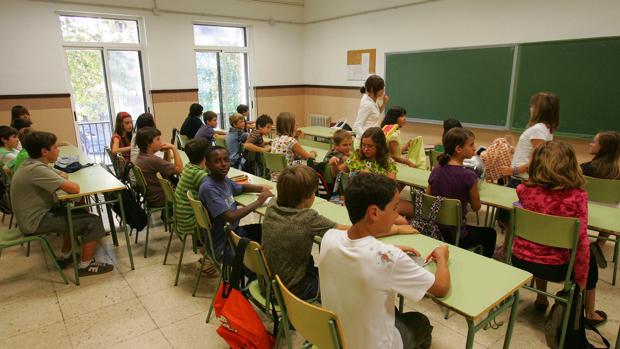 Las plazas en la escuela pública generan un conflicto en las familias catalanas