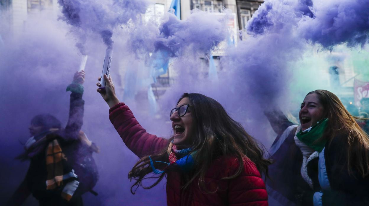 Mujeres festejan la aprobación de la despenalización del aborto por parte de la Cámara de Diputados el pasado 14 de junio