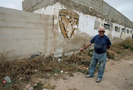 Un vecino de la zona señala el lugar de los hechos