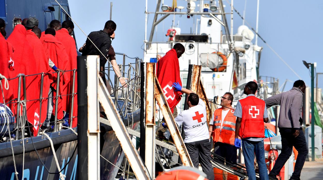 Solo en aguas del Mar de Alborán se han rescatado 70 personas este sábado a bordo de dos pateras