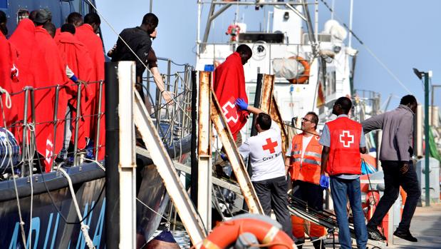 Salvamento y Guardia Civil rescatan durante el sábado a más de 330 inmigrantes en el Estrecho