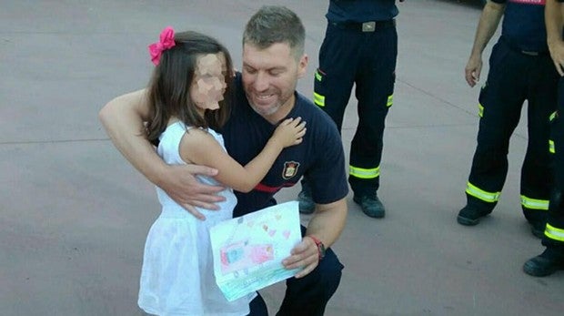 La niña de 5 años rescatada en una terraza de Málaga da las gracias a los bomberos que le salvaron la vida