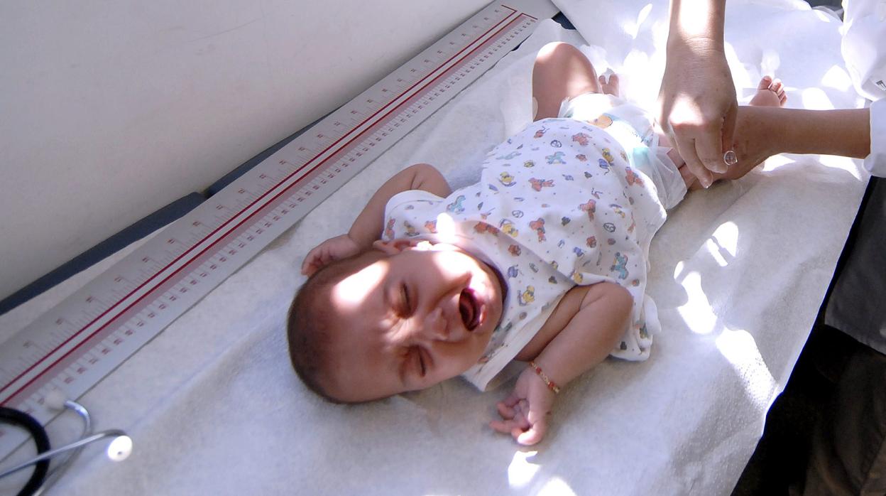Una pediatra vacuna a un bebé en un centro de salud