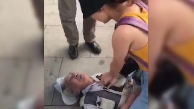 La joven heroína que «resucitó» a un anciano en una estación de tren