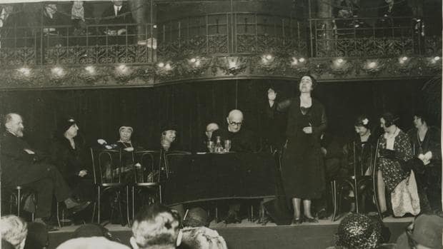 Campoamor, en un mitin sufragista en el París de 1932