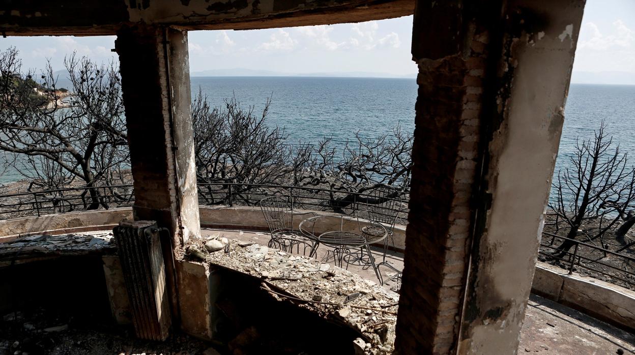 Vista de una vivienda destruida por el incendio registrado en Mati