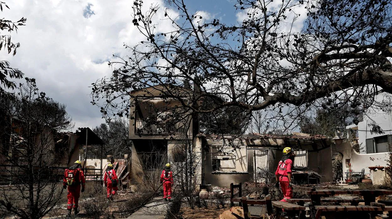 Los servicios de rescate llegan a una de las casas destruidas por el fuego