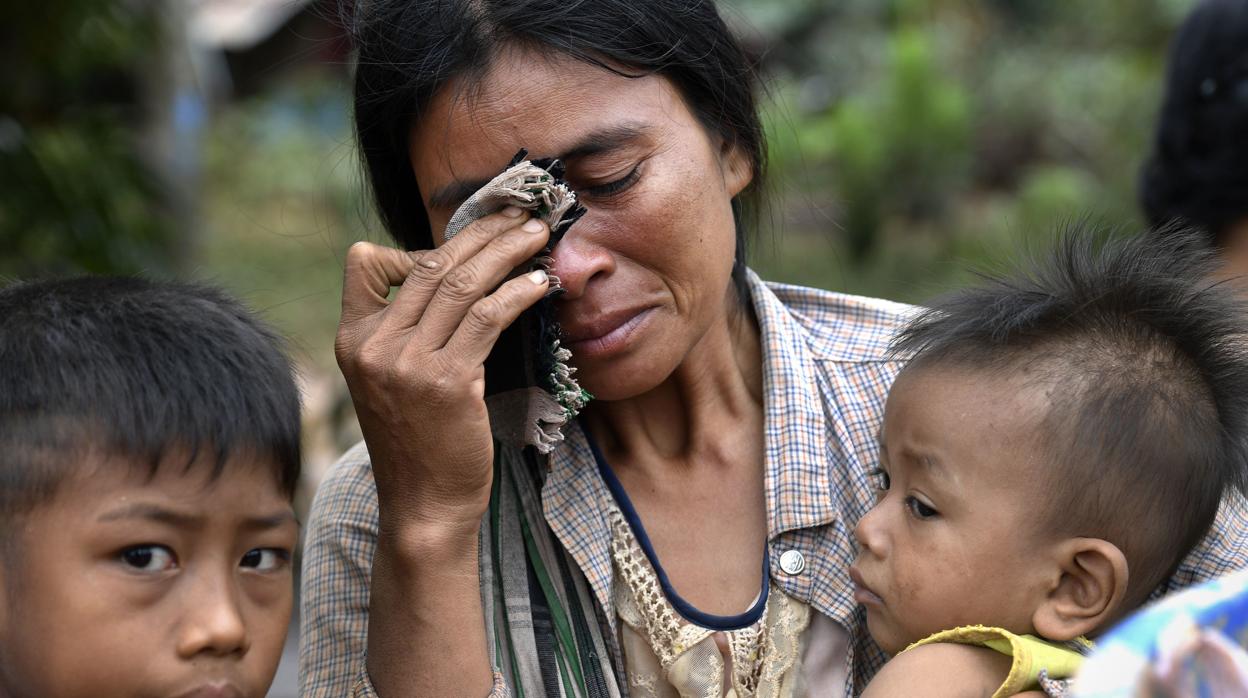 Una madre con sus hijos en Laos