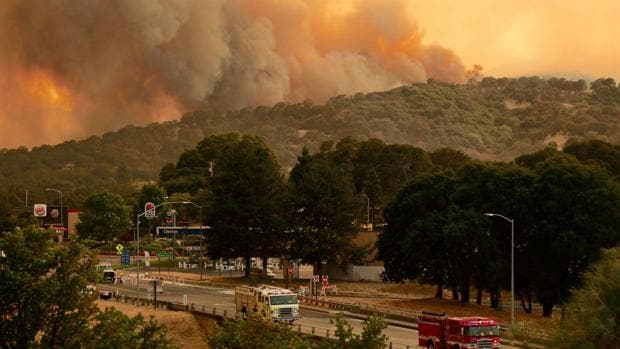 Vista del fuego y el humo el pasado domingo, 29 de julio de 2018, durante el incendio del condado de Mendocino