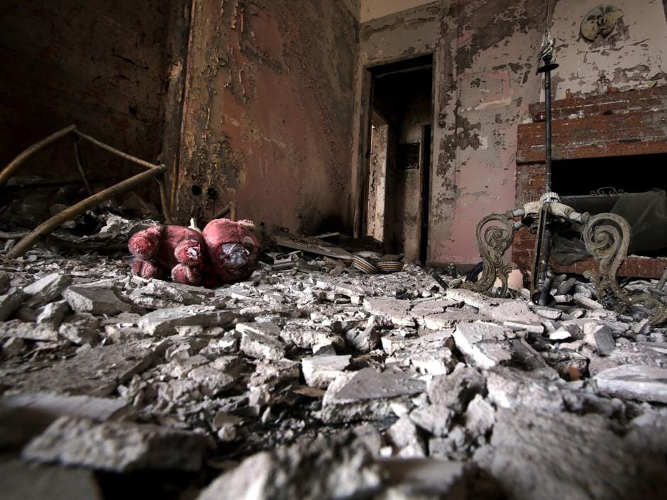 Vista del interior destrozado de una vivienda en una zona afectada por los incendios en Mati, Ática