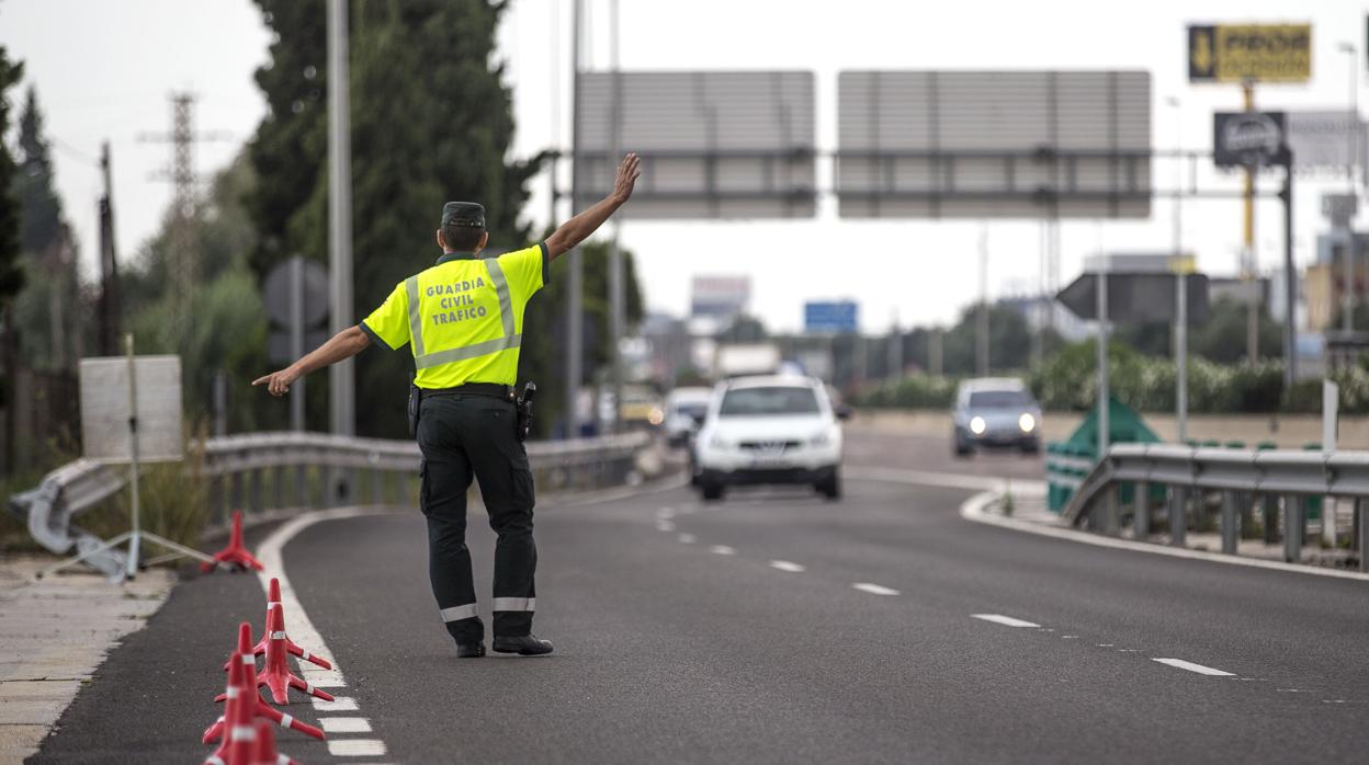 Un agente de la Guardia Civil de Tráfico en un control de carretera