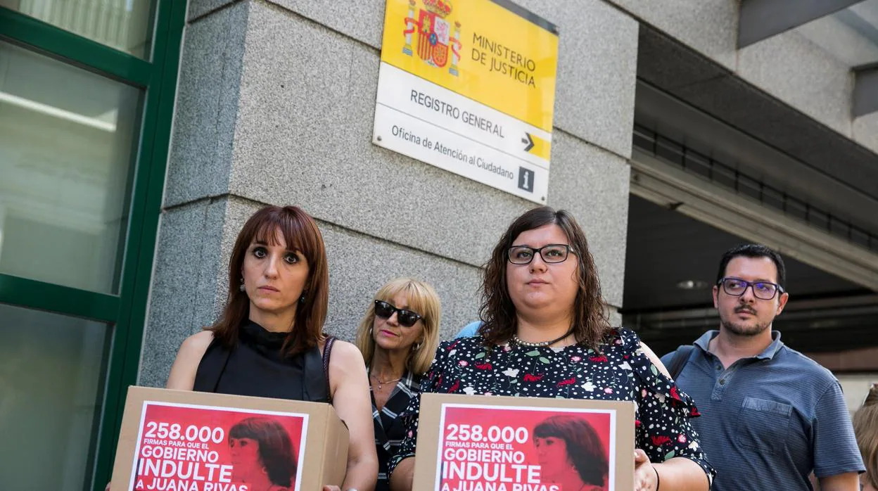 Presentan más de 250.000 firmas para pedir el indulto de Juana Rivas