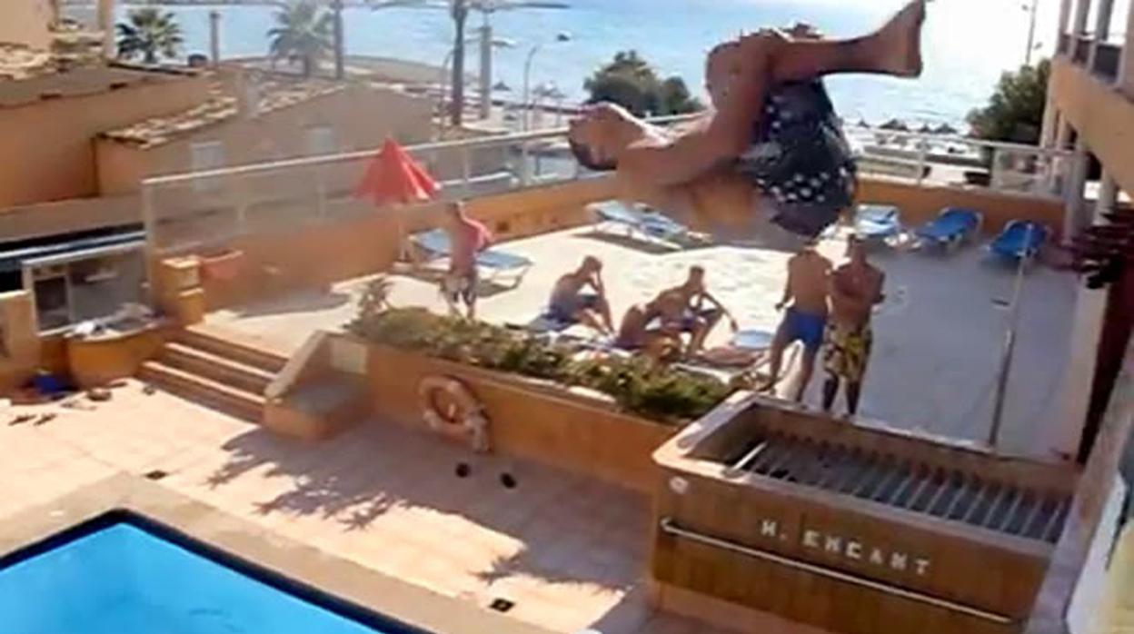 Un joven practica «balconing» en Mallorca