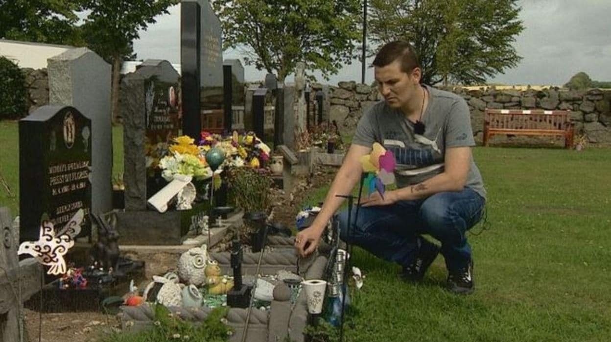 El padre de Preston junto a la tumba de su hijo