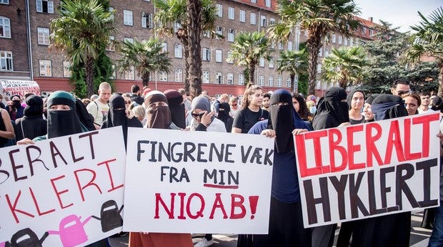 Dinamarca multa por primera vez a una mujer por llevar un burka en público