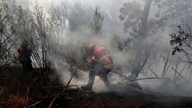 El incendio del Algarve avanza por una zona de gran valor ambiental