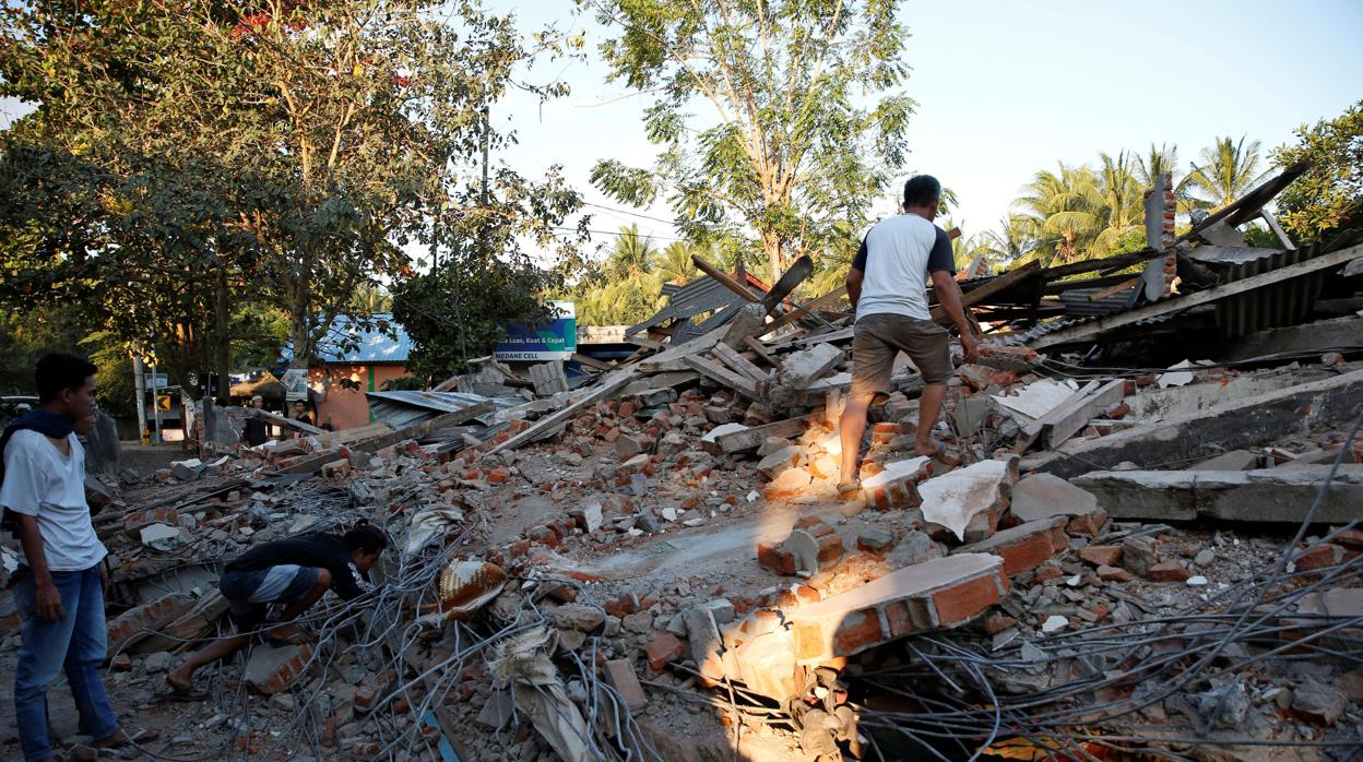 Residentes buscan supervivientes entre los escombros tras el seismo de Lombok, Indonesia