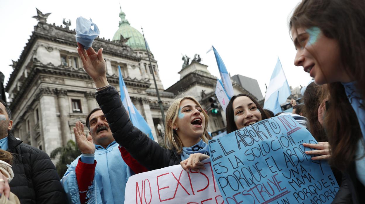 Varios manifestantes en contra del aborto, a las puertas del Congreso en Argentina