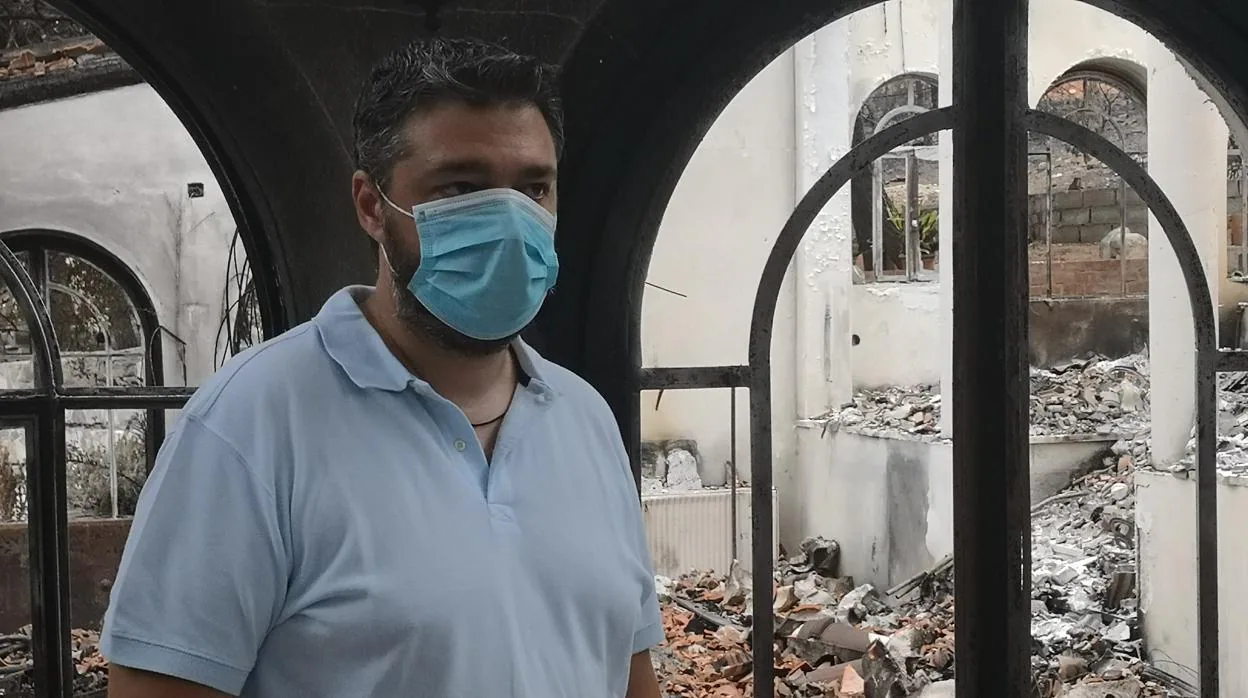 Elias Daskalopoulos entre los escombros de Ática, una de las ciudades más afectadas por la infección del virus