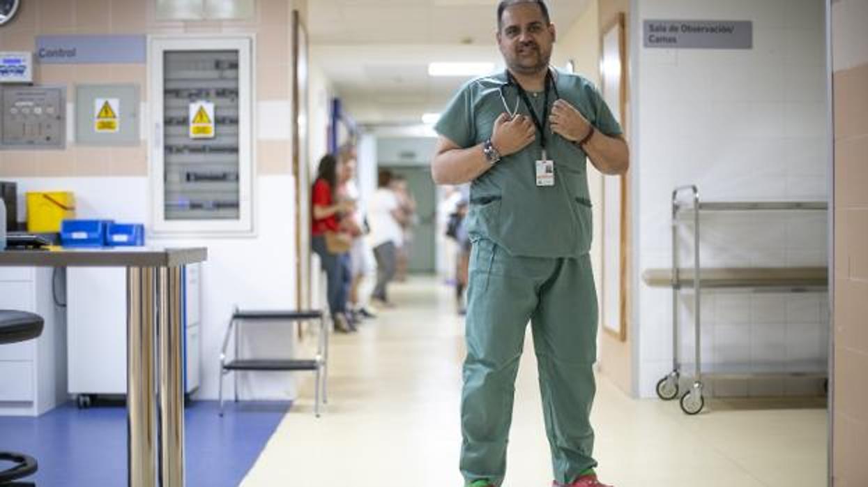 Pedro Jiménez, en las Urgencias de Traumatología, en el hospital en el que fue operado.