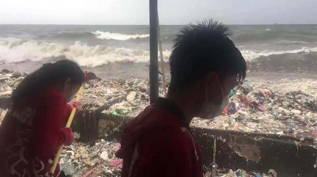 El horror de la contaminación: grandes olas de plásticos llegan a las costas de Filipinas