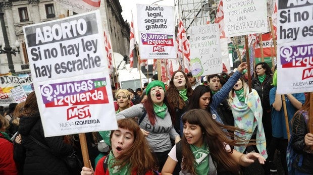 Muere la primera mujer en Argentina por un aborto clandestino tras el rechazo a la ley