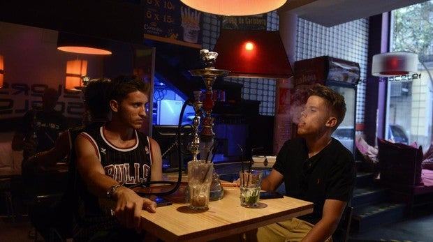 La moda adulta de la cachimba se extiende entre los adolescentes