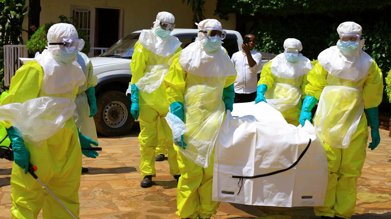 Oficiales del servicio de salud de RDC visten trajes de protección en un simulacro de actuación contra el ébola