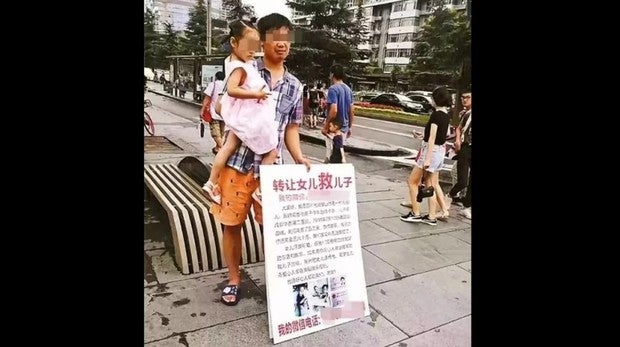 Unos padres chinos intentan vender a su hija para salvarle la vida a su hermano gemelo enfermo