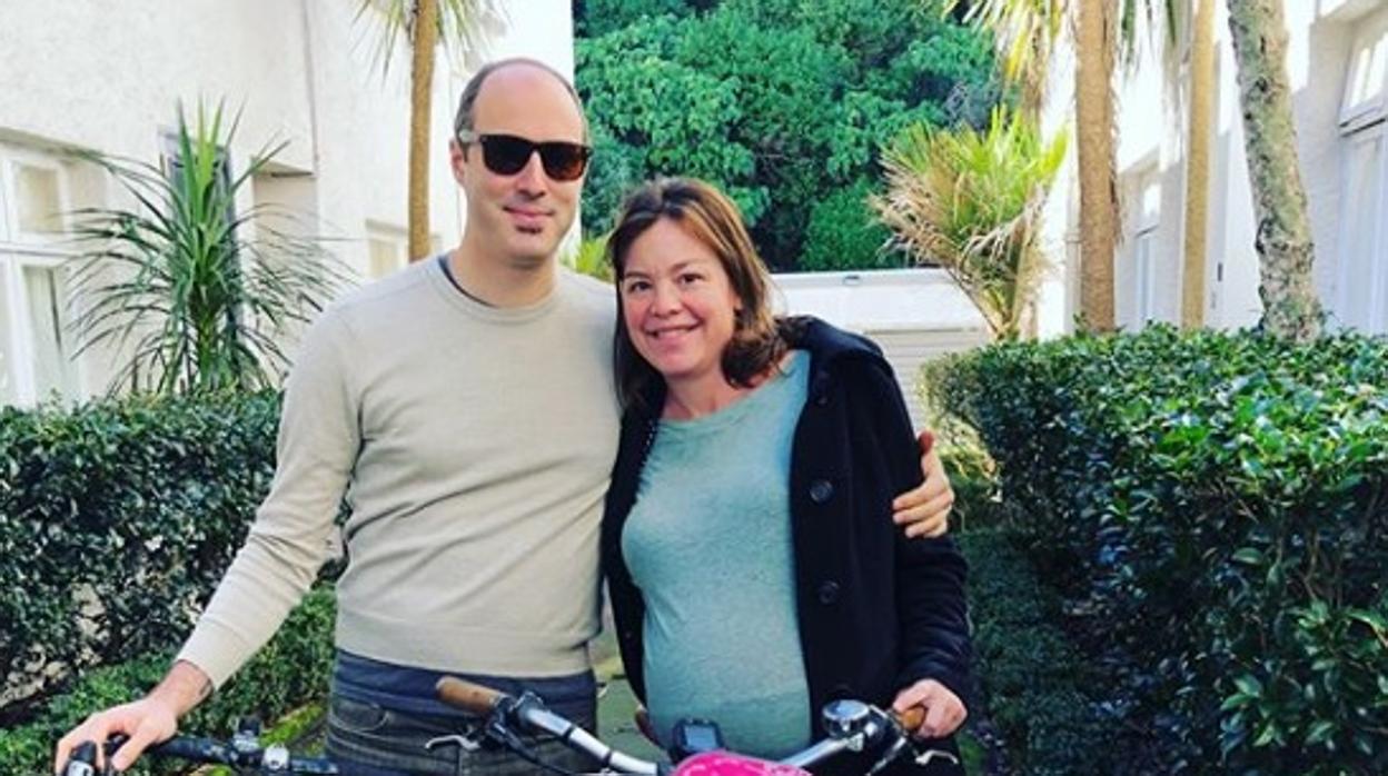 Julie Genter y su pareja antes de empezar el viaje en bicicleta camino al hospital