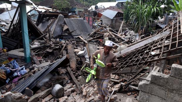 Al menos diez muertos tras el último terremoto de 6,9 en Indonesia