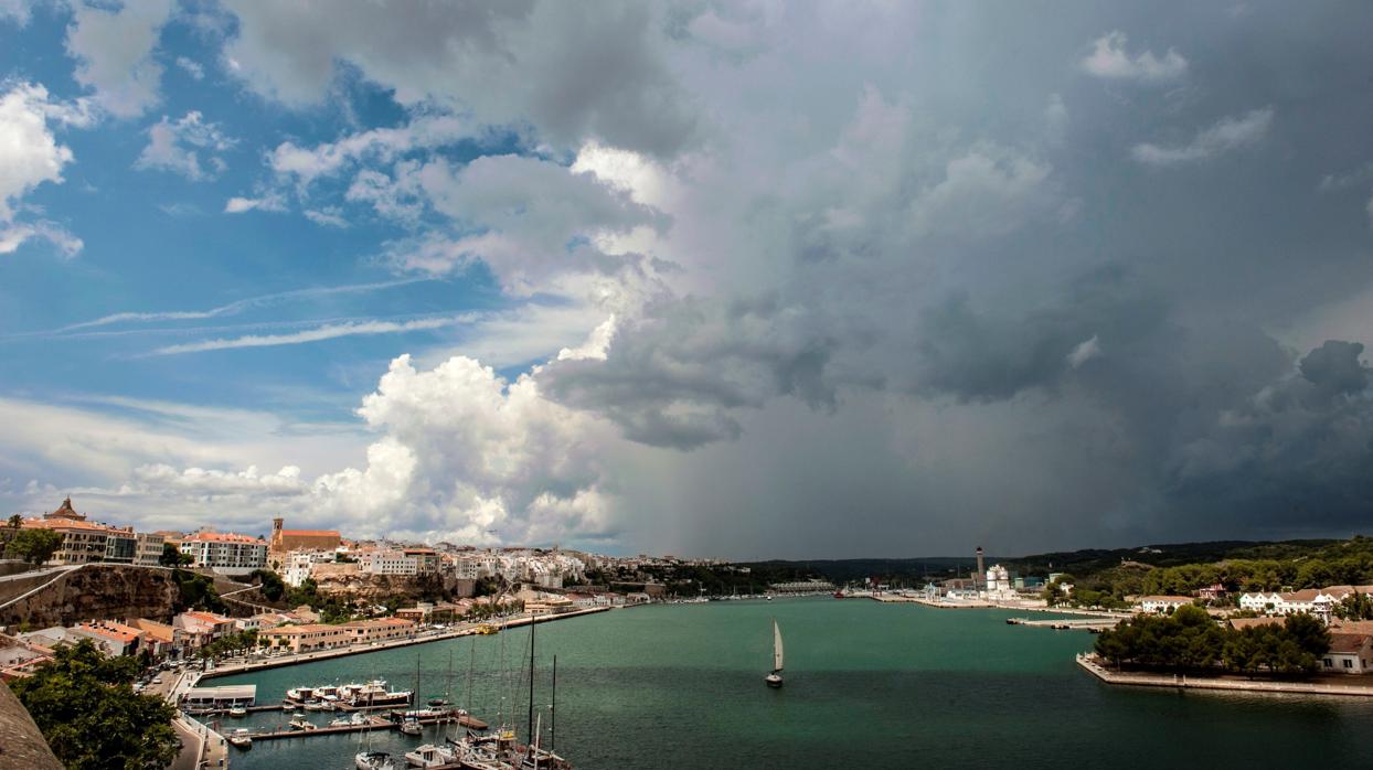 Numerosas nubes sobre el puerto de Mahón