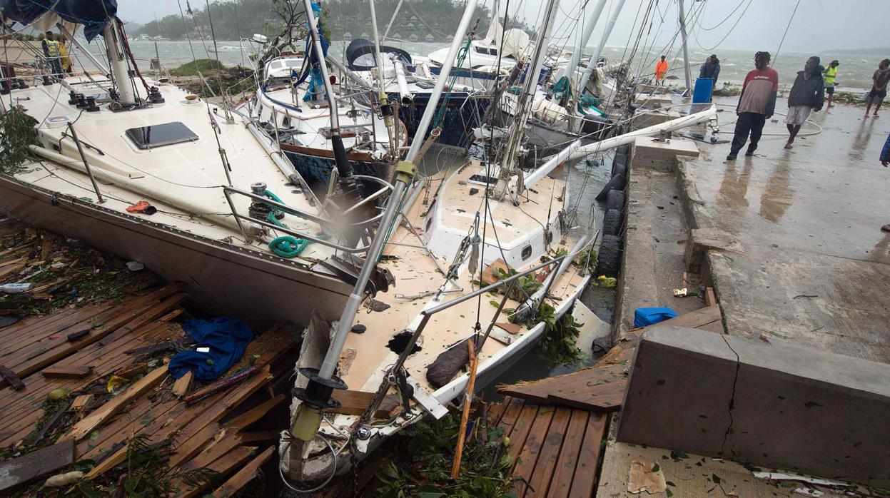 Barcos destrozados tras el paso del ciclón Pam por Vanuatu en 2015