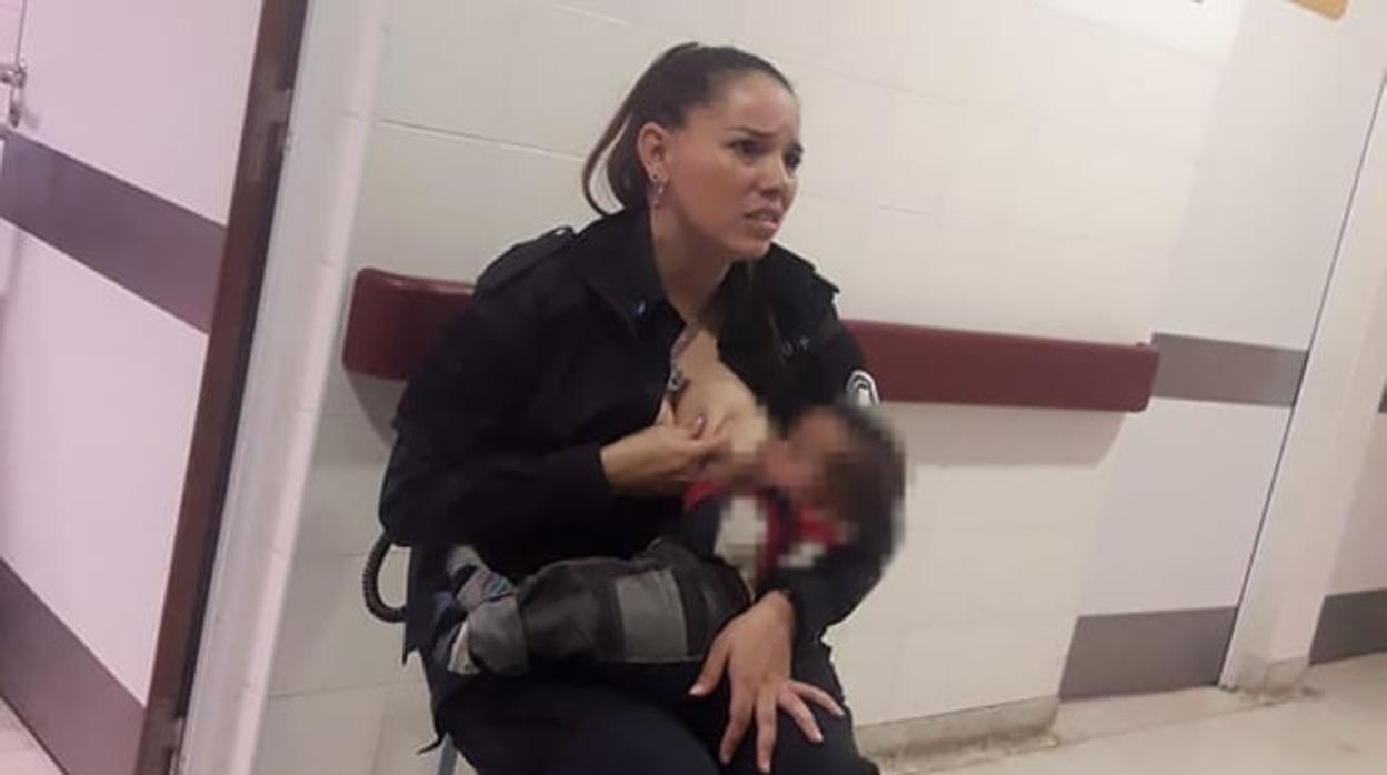 Ascienden a la agente de policía argentina que dio el pecho a un bebé desnutrido