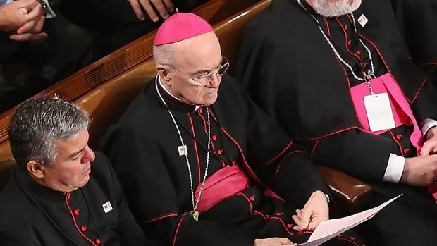 Las polémicas que persiguen al exnuncio que criticó al Papa