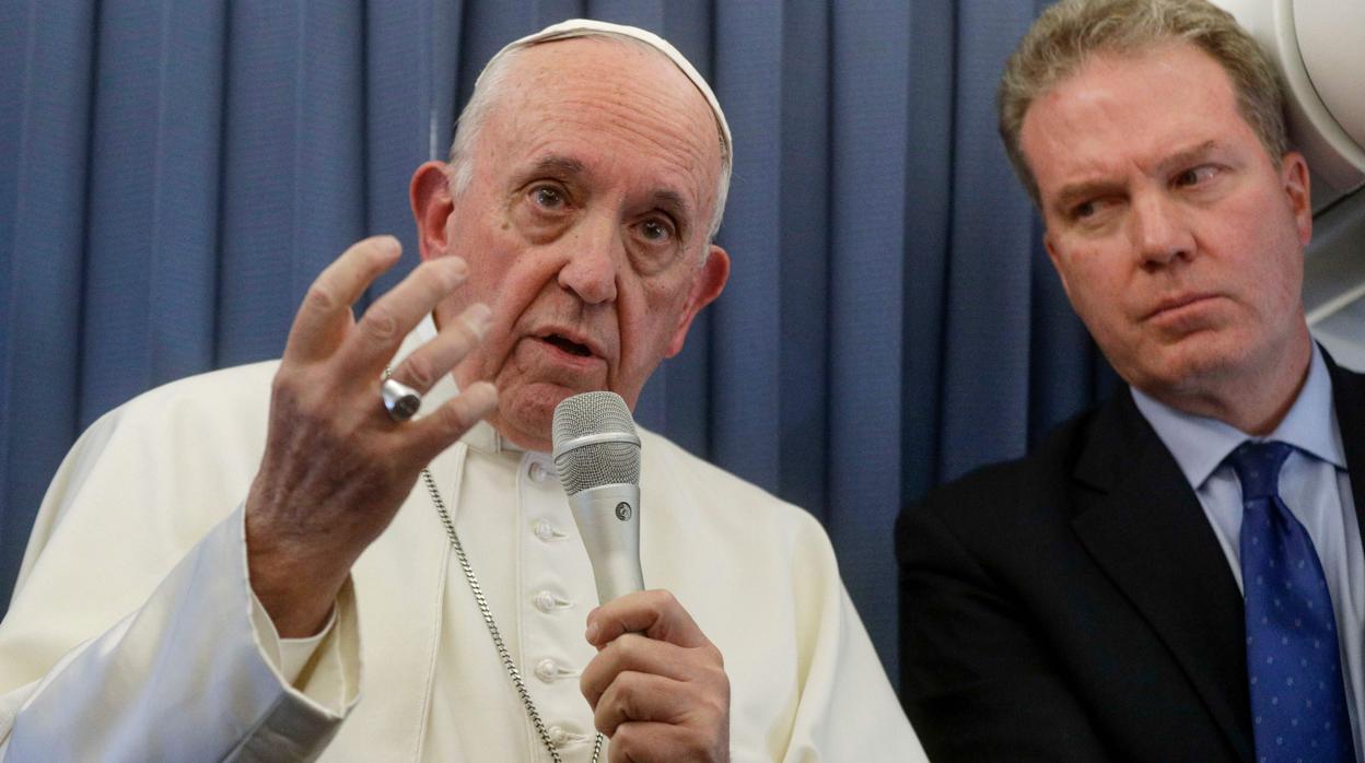 El Papa Francisco, durante el vuelo de Dublín a Roma