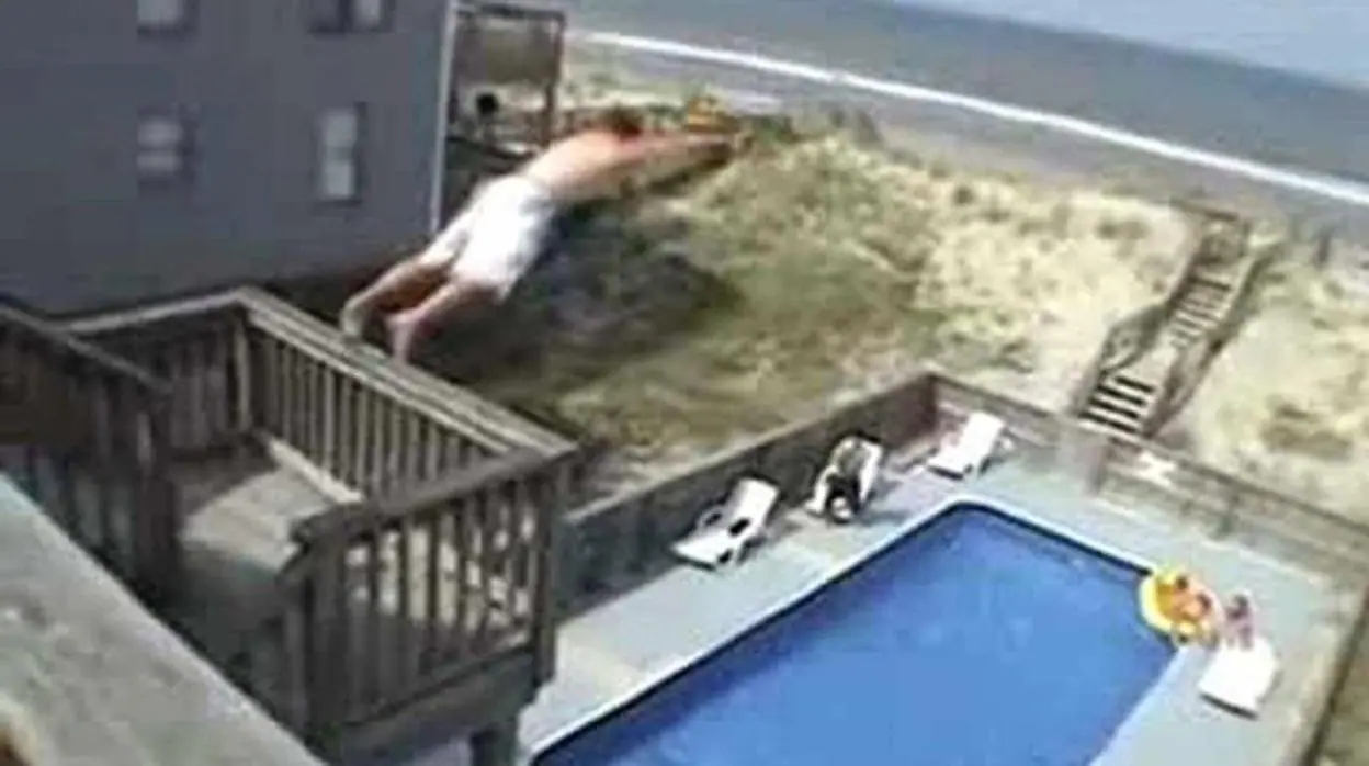 Frangmento de un vídeo en el que se ve a un joven practicar «balconing»