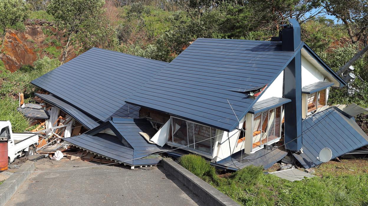 Vista de una casa destruída después de un fuerte terremoto en la isla de Hokkaido, Japón