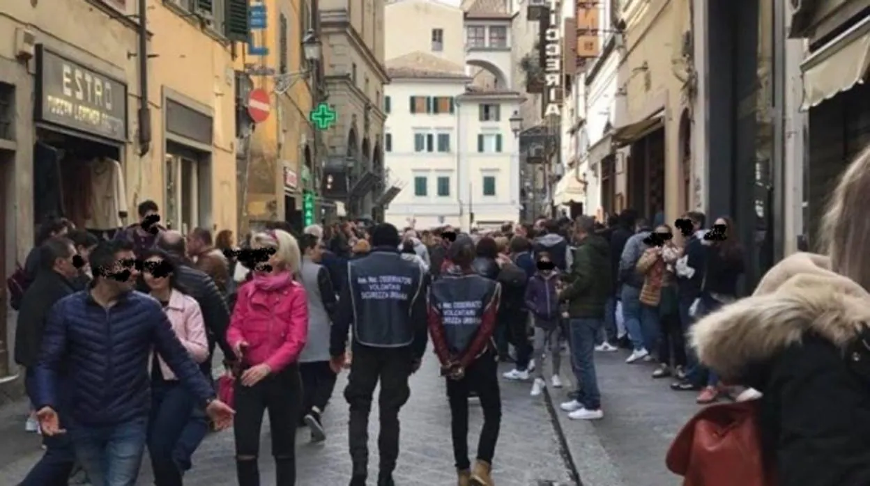 Turistas paseando por las calles de Florencia